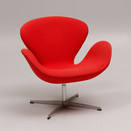 ARNE JACOBSEN. Fåtölj, "Svanen", klädd i röd ulltextil, för Fritz Hansen, Danmark, 1998, ( formgiven 1958). på auktion hos Auktionsbyrån Varberg