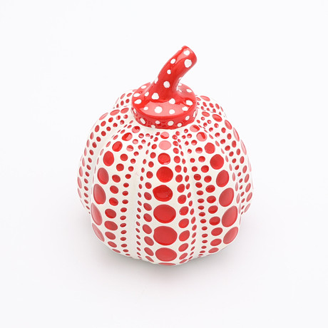 YAYOI KUSAMA. MULTIPEL, "RED PUMPKIN", LACKAD KONSTMASSA, ONUMRERAD. på auktion hos Crafoord Auktioner Lund