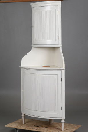 HÖRNSKÅP, Gustaviansk stil, 1925, Aktiebolaget Möbelfabriken Waria. på auktion hos Örebro Stadsauktioner