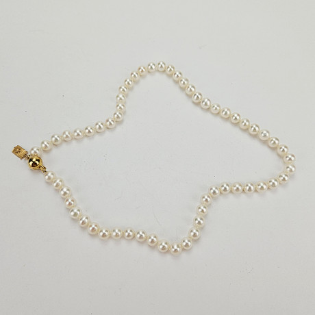 PÄRLCOLLIER, troligen skalpärlor, lås i silver, med berlock, guld, 18K. på auktion hos Auktionshuset Thörner & Ek
