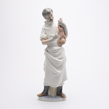 SALVADOR FURIO. FIGUR I FORM AV FÖRLOSSNINGSLÄKARE, LLADRO. på auktion hos Crafoord Auktioner Lund