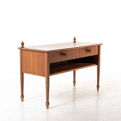 HALLBYRÅ, teak, 1960-tal. på auktion hos Handelslagret Auktionsservice