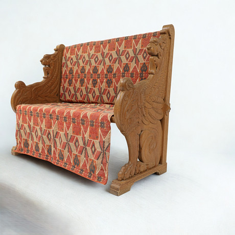 SOFFA/ BÄNK, Ek, Fornnordisk dekor. 1800-1900-tal, rikt skuren dekor med parställda lejon. Löstagbar textil. T på auktion hos Falun Auktionsbyrå