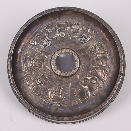 FAT, silver, G.A.B, Stockholm, reliefdekor med vikingamotiv. på auktion hos Markus Auktioner