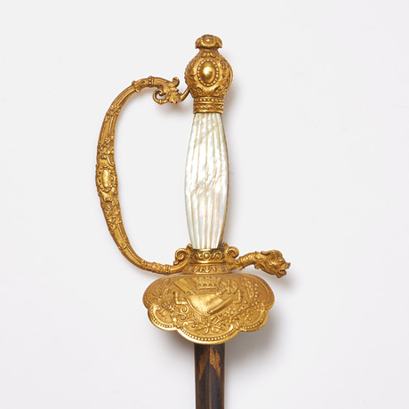 DRÄKTVÄRJA. S.k ämbetsmannavärja, klinga med blånering samt förgylld dekor, kavelplattor i pärlemor, 18/1900-t på auktion hos Stockholms Auktionsverk Sickla