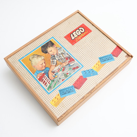 LEGO System, i trälåda, 1960-tal. på auktion hos Auktionshuset Thelin & Johansson