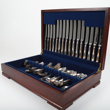 BESTICKUPPSÄTTNING, delar, "Harrods, London, J.D, Cutlers & Silversmiths", nysilver. på auktion hos Helsingborgs Auktionskammare