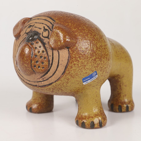 LISA LARSON. Figurin, bulldog, etikettmärkt. på auktion hos Helsingborgs Auktionskammare