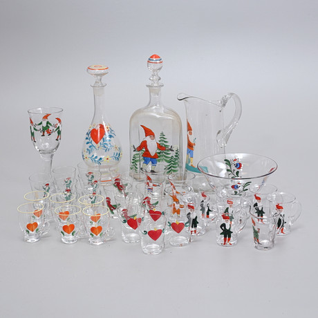 GLASSERVIS, julmotiv, 36 delar, handmålade, 1900-tal. på auktion hos Auktionshuset Thelin & Johansson