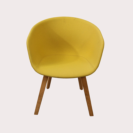 HEE WEELING, Karmstol "About A Chair", HAY, samtida. på auktion hos Limhamns Auktionsbyrå