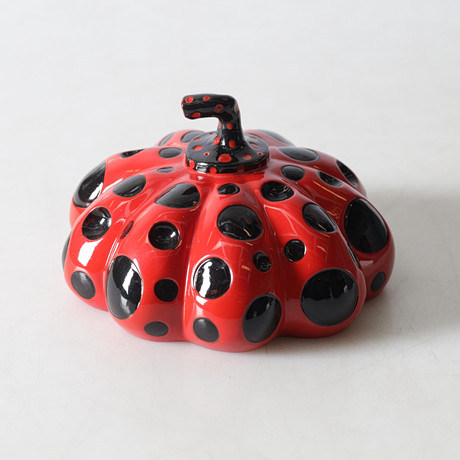 YAYOI KUSAMA. Efter, skulptur, ”Red Pumpkin/Naoshima”, 2000-tal. på auktion hos Gomér & Andersson Nyköping