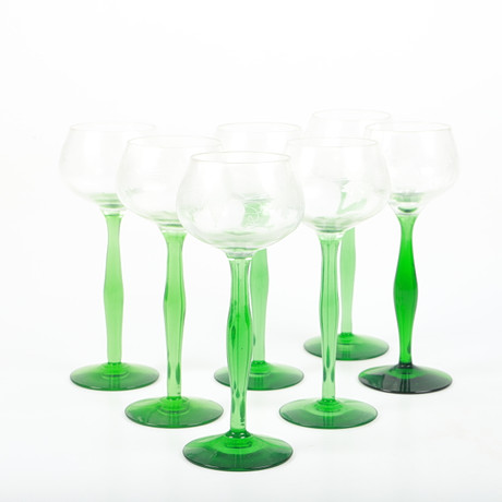 VITVINSGLAS, 7 stycken, glas med etsad dekor av vinrankor och grön fot, 1900-tal. på auktion hos Helsingborgs Auktionskammare