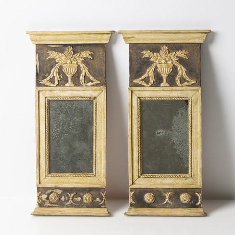 SPEGLAR, ett par, sengustavianska, omkring 1800. på auktion hos Stockholms Auktionsverk Helsingborg