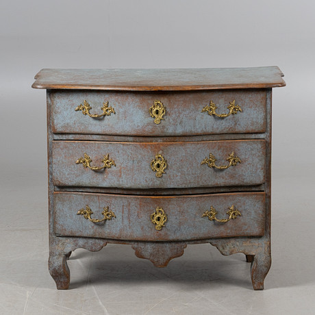 BYRÅ, 3-lådig, bemålat trä, barock, 1700-tal. på auktion hos Stockholms Auktionsverk Helsingborg