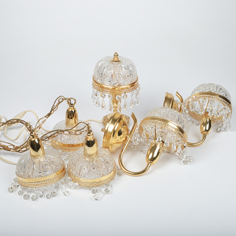 BORDSLAMPOR M. M., 6 stycken, gulmetall med glas och prismor, 1900-talets senare del. på auktion hos Helsingborgs Auktionskammare