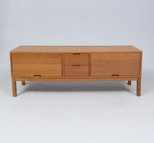 SIDEBOARD, betsad ek, ur Stockholmserien, IKEA. på auktion hos Gomér & Andersson Linköping