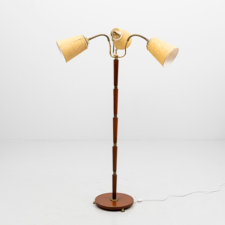 GOLVLAMPA, 3-armad, 1900-talets andra hälft. på auktion hos Auktionshuset Kolonn