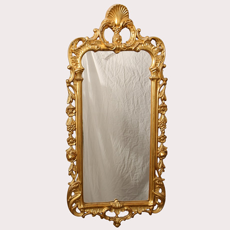 SPEGEL med rikt skuren trädekor, genombruten. Förgylld, bronserad. Rokokostil, 1900-talets andra hälft. på auktion hos Limhamns Auktionsbyrå