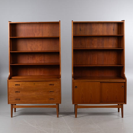 JOHANNES SORTH. ”Bornholmerreolen”, bokhyllor, 2 stycken, teak, Bornholms Møbelfabrik, Nexø. Danmark, 1950/60- på auktion hos Stockholms Auktionsverk Helsingborg