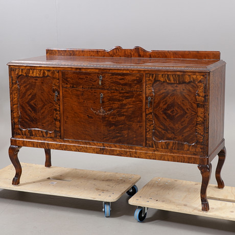 SIDEBOARD, chippendalestil, 1900-talets första hälft. på auktion hos Växjö Auktionskammare