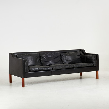 BØRGE MOGENSEN. Soffa, modell 2213, klädsel i svart läder. på auktion hos Stockholms Auktionsverk Sickla