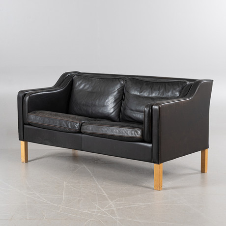 MOGENS HANSEN. Soffa, 2-sits, modell 195, svart läderklädsel. på auktion hos Stockholms Auktionsverk Helsingborg