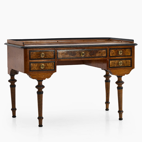 SKRIVBORD, 1800-talets andra hälft, nyrenässans, med 5 lådor, fanerad i bland annat valnöt. på auktion hos Crafoord Auktioner Stockholm
