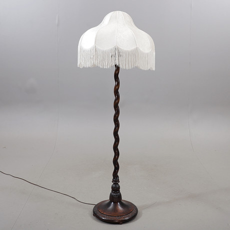 GOLVLAMPA, björk, svarvad fot, 1900-talets första hälft. på auktion hos Växjö Auktionskammare