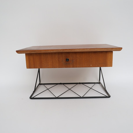 VÄGGHYLLA, 1950-1960-tal, teak och svartlackad metall, en låda. på auktion hos Falun Auktionsbyrå