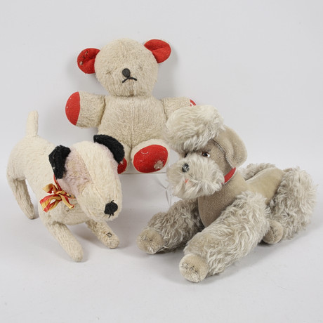 MJUKISDJUR, 3 st, textil, hundar och nalle, bl.a. STEIFF pudel Tyskland, 1900-talets första hälft. på auktion hos Ekenbergs Auktioner