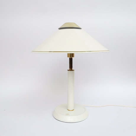 BORDSLAMPA, Nya Öia, Typ B240, mässing och vitlackad metall. på auktion hos Falun Auktionsbyrå