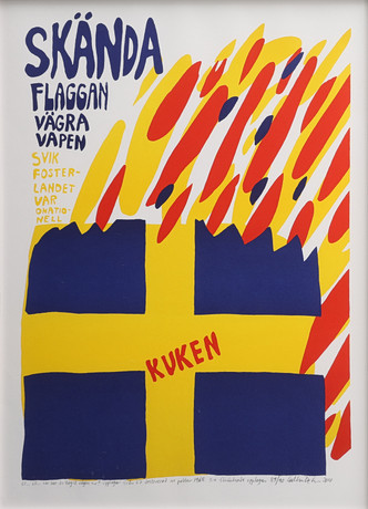CARL JOHAN DE GEER. "SKÄNDA FLAGGAN" AFFISCH, TREDJE UPPLAGAN, SIGNERAD OCH NUMRERAD 2010. på auktion hos Crafoord Auktioner Lund