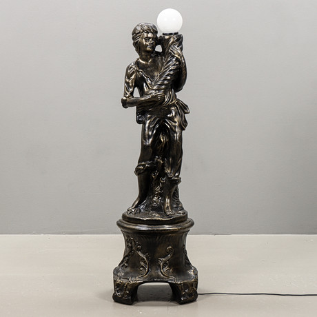 GOLVLAMPA Stomme i gjutmassa i form av mansfigur med ymnighetshorn, 2000-tal. på auktion hos Karlstad Hammarö Auktionsverk
