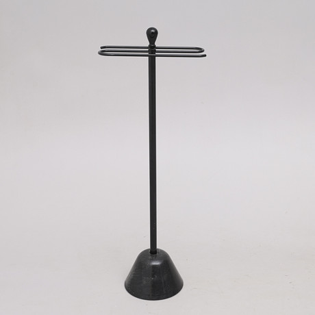 ACHILLE CASTIGLIONI. HANDDUKSSHÅLLARE, SVARTLACKERAD METALL, "SERVIETTO", MOD 36, ZANOTTA, ITALIEN. på auktion hos Crafoord Auktioner Lund