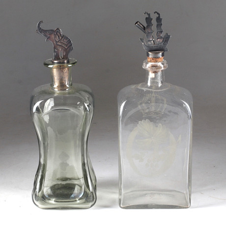 KARAFFER, 2 st, glas, bl.a. kluckflaska, 1900-tal. på auktion hos Stadsauktion Sundsvall