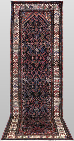 MATTA. Hamadan gallerimodell, 406 x 104 cm. på auktion hos Södermanlands Auktionsverk