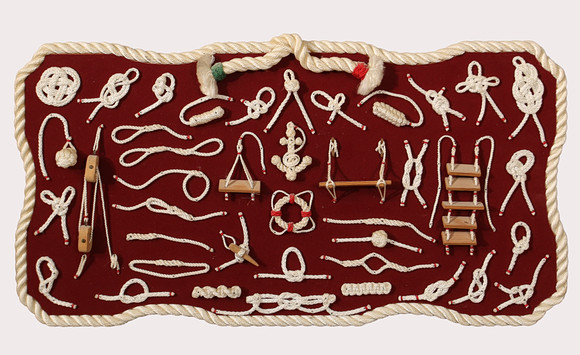 KNOPTAVLA. Syntetiskt vitt rep, filtklädd platta. Mängder av exempel på knopar. 1900-talets sista fjärdedel. på auktion hos Limhamns Auktionsbyrå