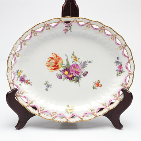 ROYAL COPENHAGEN. Fat, "Sachsisk blomster", porslin, Danmark. på auktion hos Gomér & Andersson Linköping