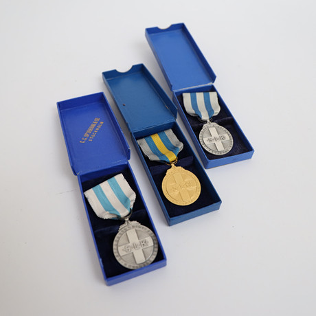 MEDALJER 3st, Lottakåren, silver, med textila band. på auktion hos Falun Auktionsbyrå