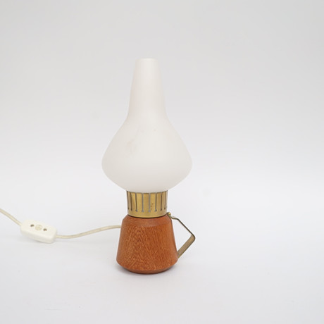 BORDSLAMPA, Asea, Swedish modern, 1940-tal, teak och mässing, kupa av vittonat glas, stämplad. på auktion hos Falun Auktionsbyrå