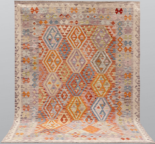 MATTA. Kelim klassisk design, 300 x 207 cm. på auktion hos Södermanlands Auktionsverk