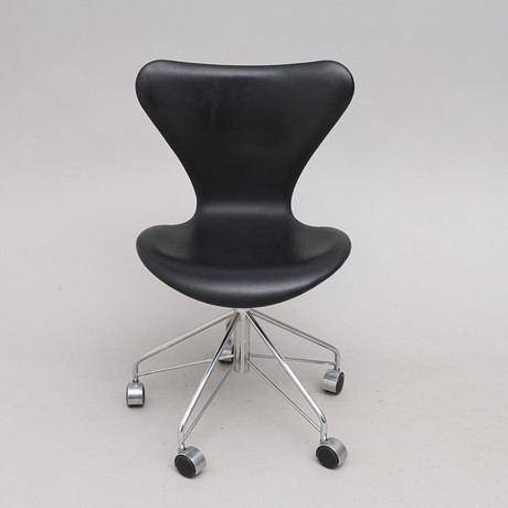 ARNE JACOBSEN. KONTORSSTOL, STÅL & LÄDER, "SJUAN", REPUBLIC OF FRITZ HANSEN, 2017. på auktion hos Crafoord Auktioner Lund