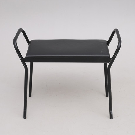 LOUISE HEDERSTRÖM. PALL, SVARTLACKERAD METALL & LÄDER, "ANYONE", FÖR MAZE. på auktion hos Crafoord Auktioner Lund