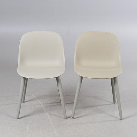 ISKOS-BERLIN. "Fiber side chair", ett par, Muuto. på auktion hos Stockholms Auktionsverk Helsingborg