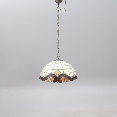 TAKLAMPA, Tiffanystil, modern. på auktion hos Kalmar Auktionsverk