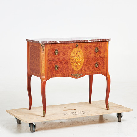 BYRÅ. Gustaviansk stil, 1900 talets mitt, fanér, intarsiadekor, konturerad stenskiva i levanto rosso. på auktion hos Stockholms Auktionsverk Sickla