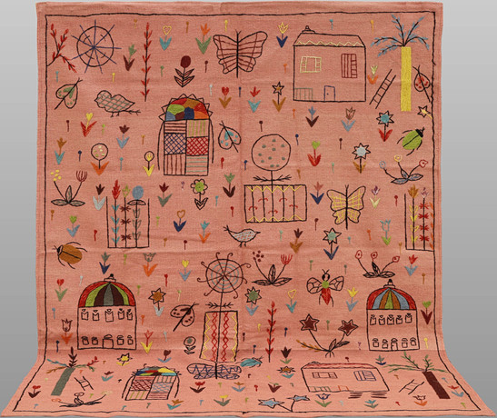 MATTA. Kelim med handbroderad dekor, bomullsfodral på baksidan, 243 x 190 cm. på auktion hos Södermanlands Auktionsverk