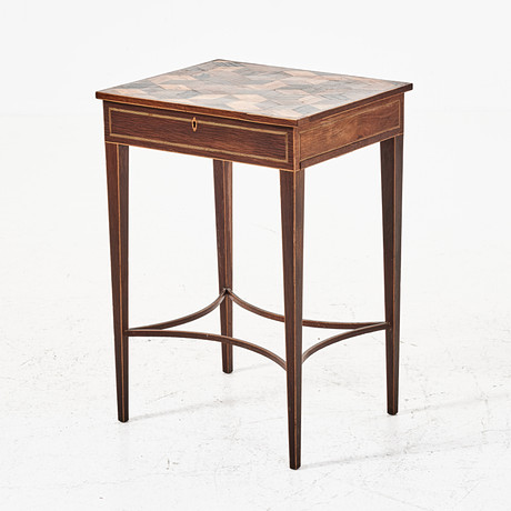 SYBORD / Sidobord, 1930/40-tal, ovansida med intarsiadekor. på auktion hos Stockholms Auktionsverk Magasin 5
