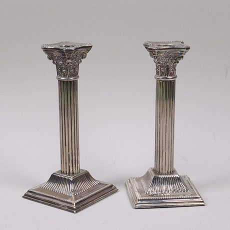 LJUSSTAKAR, korintiska kolonner, nysilver, England, 1 par. på auktion hos Markus Auktioner
