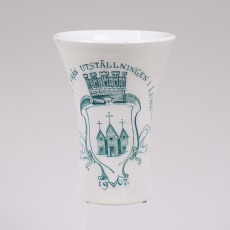 MINNES -/KAFFEBÄGARE, Minne från utställningen i Lund, 1907, Gustavsberg, flintgods. på auktion hos Markus Auktioner